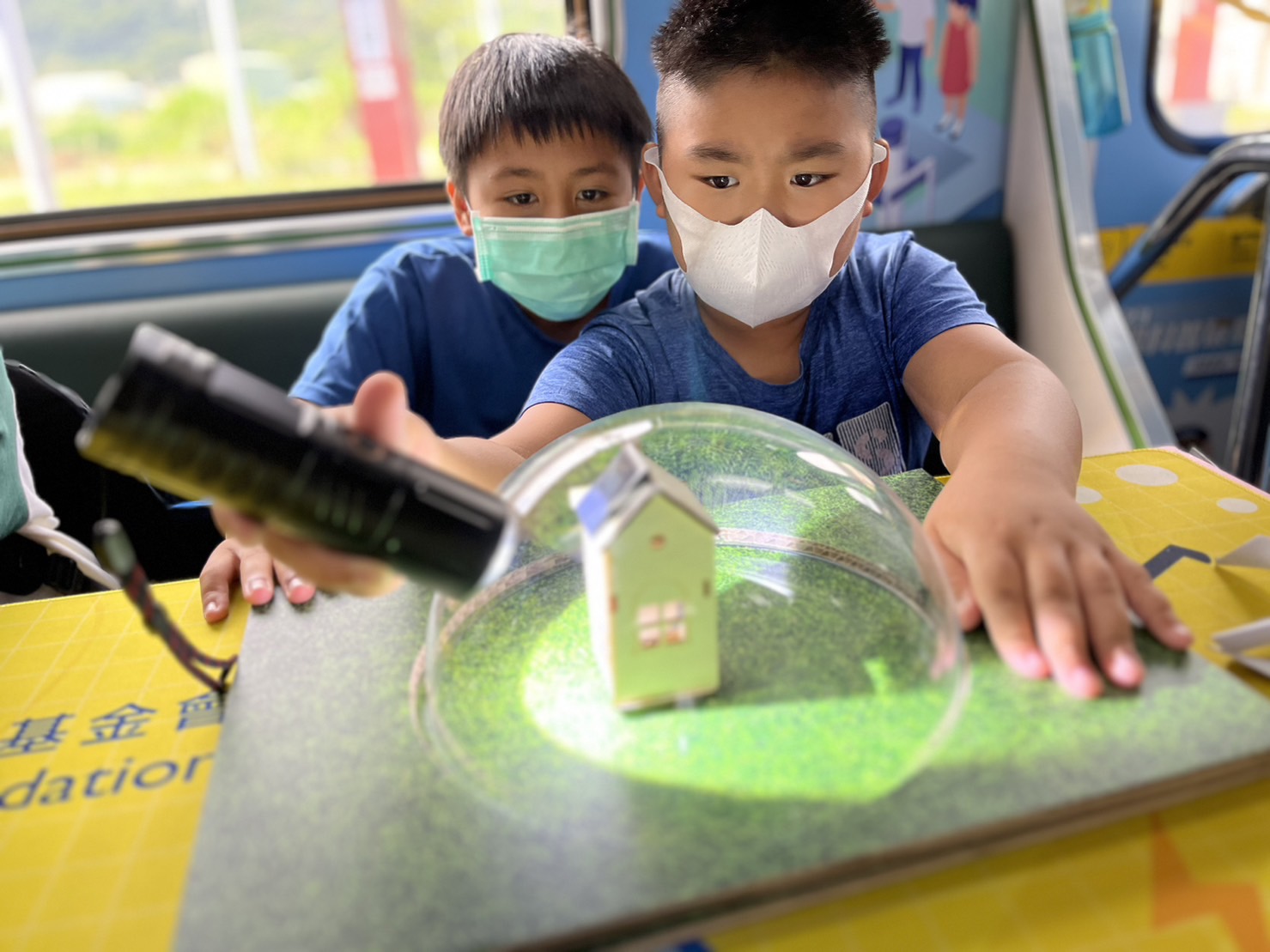ag博天堂參與基礎科學主題車廂，以STEAM教學精神，設計「逐日科學家」、「太陽能工程師」以及「淨零建築師」三大能源科普課程和實驗