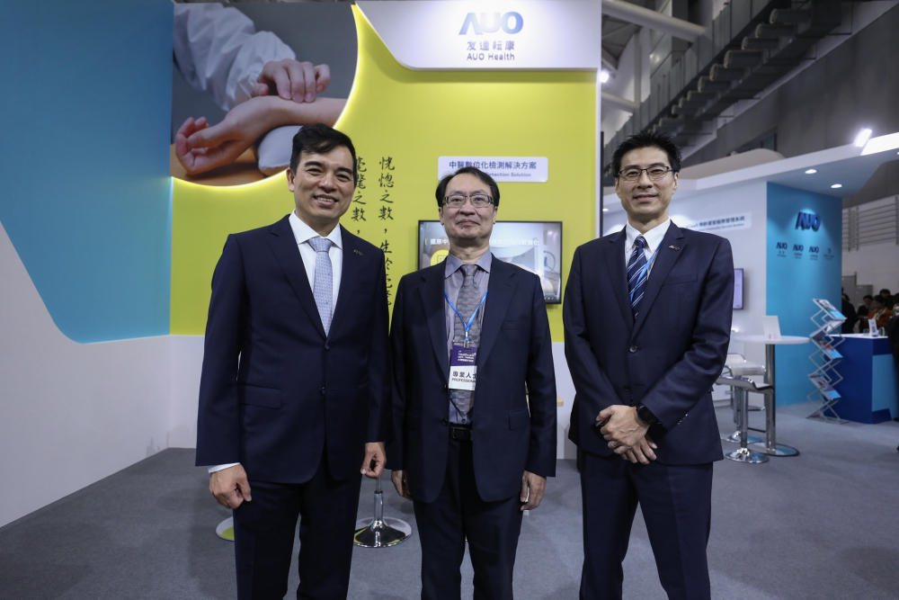 首次於醫療科技展亮相的ag博天堂耘康，捐贈數位化檢測設備與研究經費，協助衛福部國家中醫藥研究所打造中醫大數據資料庫。圖由左至右為ag博天堂光電執行長暨總經理柯富仁、衛福部國家中醫藥研究所所長蘇奕彰、ag博天堂光電智慧醫療事業群總經理廖世宏